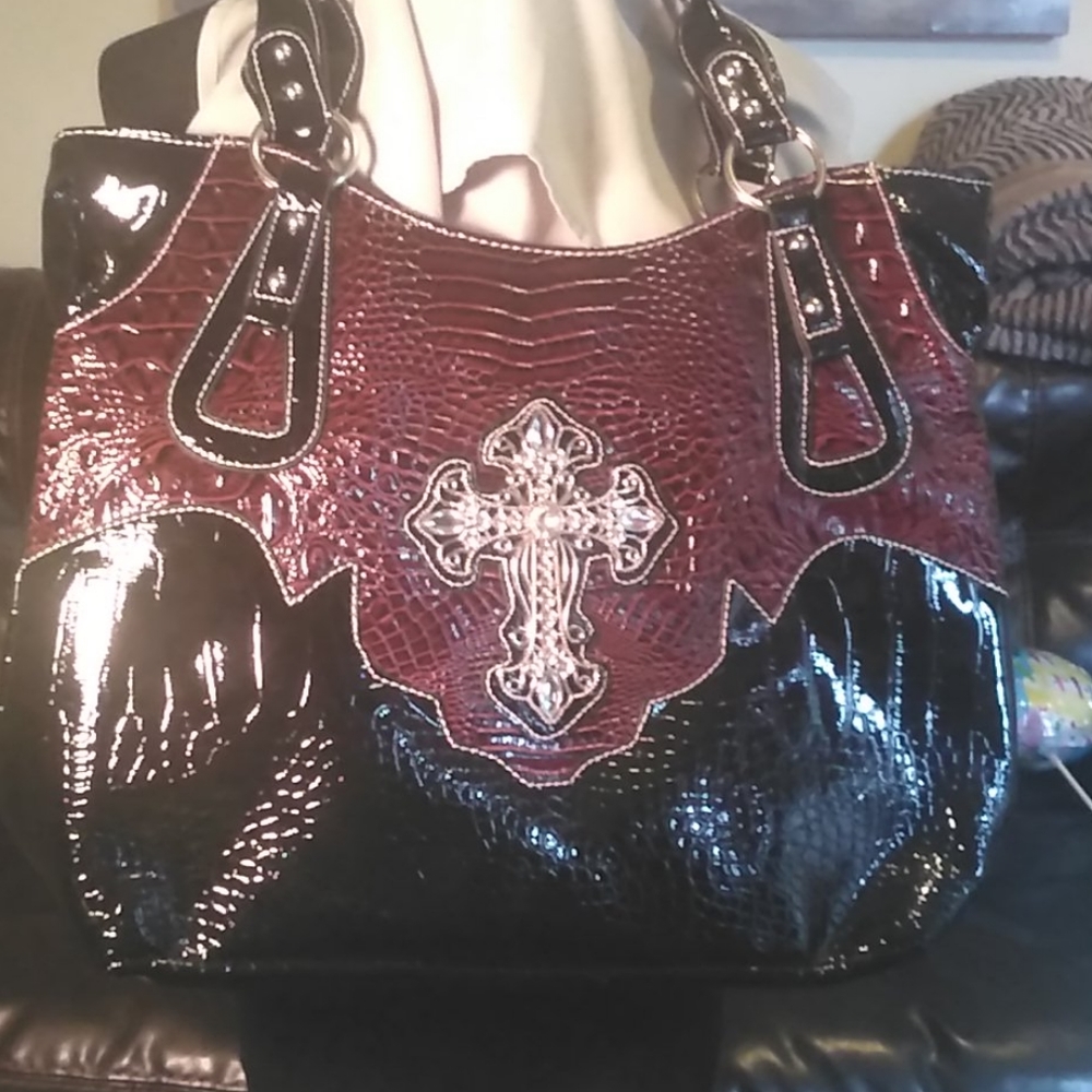 Yesir embossed cross decor